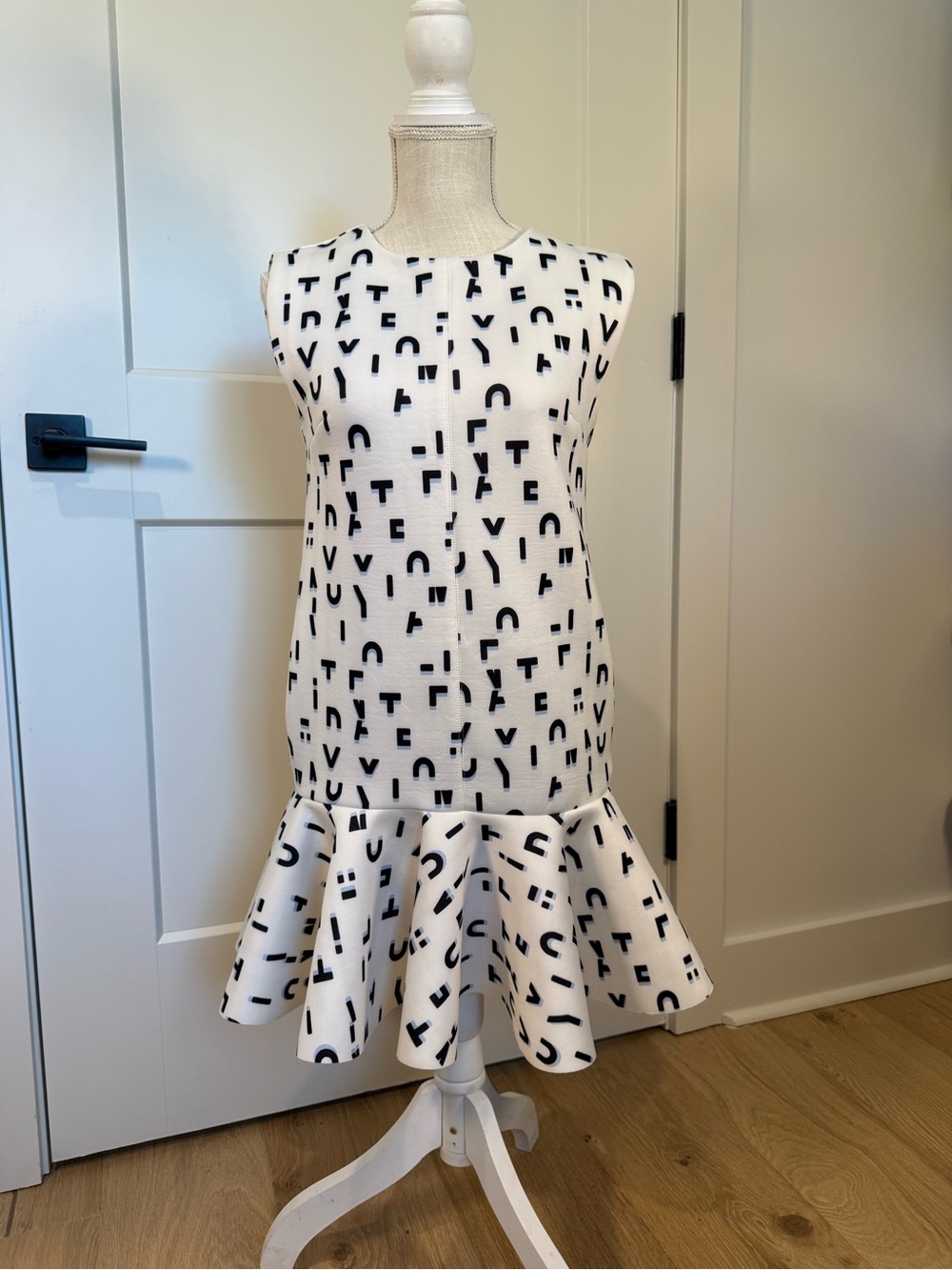 Maje White Graphic Print Peplum Dress – Structured Sleeveless Mini – Size 1